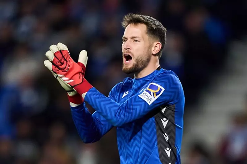 برشلونة يراقب حارس ريال سوسيداد في صفقة محتملة